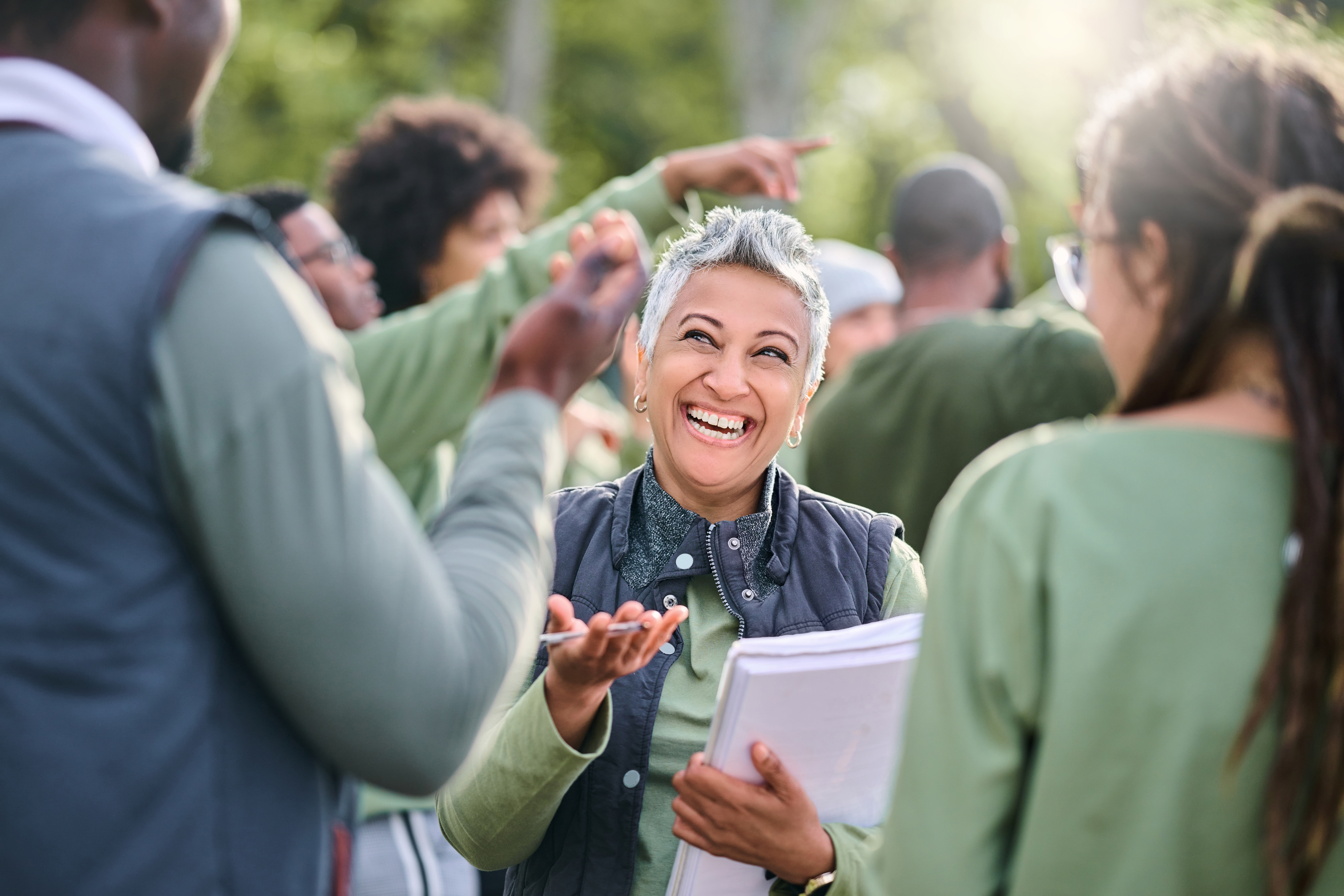 person with clipboard smiling and helping other people